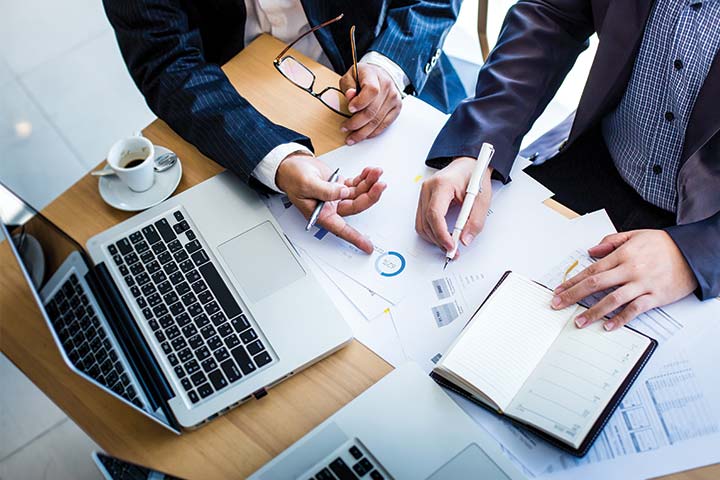 hoe schakel ik een deurwaarder in